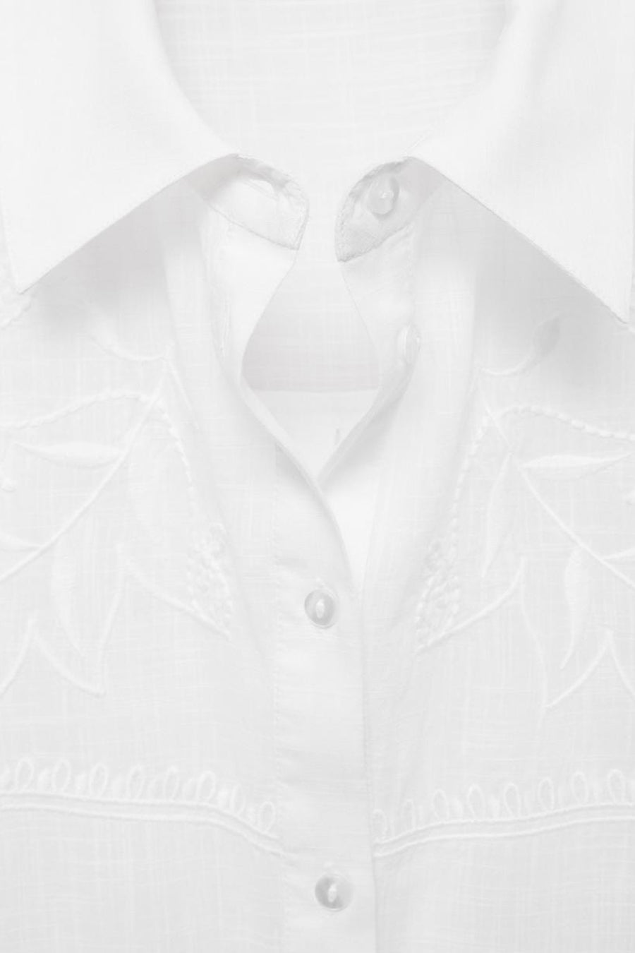 Wit overhemd met lange mouwen van MANGO, versierd met delicate bloemenborduursels en ajourdetails.