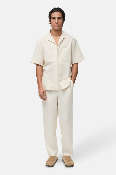 Ecru korte mouwen blouse van MANGO, gedragen met een bijpassende linnen broek en suède muiltjes.