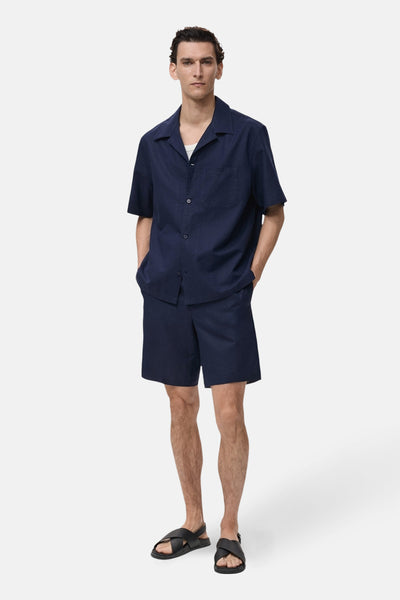 Blauw overhemd met korte mouwen van MANGO, met borstzak en knoopsluiting.