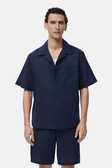 Blauwe blouse met korte mouwen van MANGO, Italiaanse kraag en een enkele knoopsluiting in een getextureerde stof.