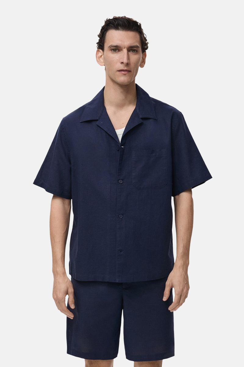 Blauwe blouse met korte mouwen van MANGO, Italiaanse kraag en een enkele knoopsluiting in een getextureerde stof.