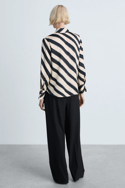 Zwarte blouse met lange mouwen van MANGO, met een gestreept patroon en knoopsluiting bij de manchetten.