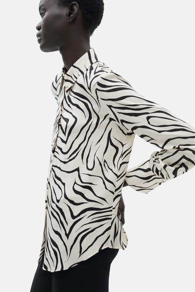 Witte blouse met lange mouwen van MANGO met zwart zebraprint en klassieke pasvorm.
