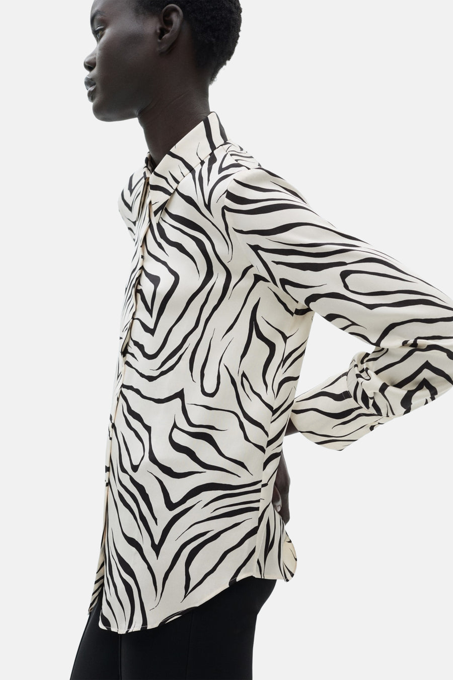 Witte blouse met lange mouwen van MANGO met zwart zebraprint en klassieke pasvorm.