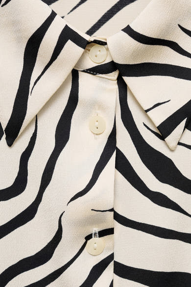 Wit overhemd met lange mouwen van MANGO, zwart zebraprint, met ivoorkleurige kraag en knopen.