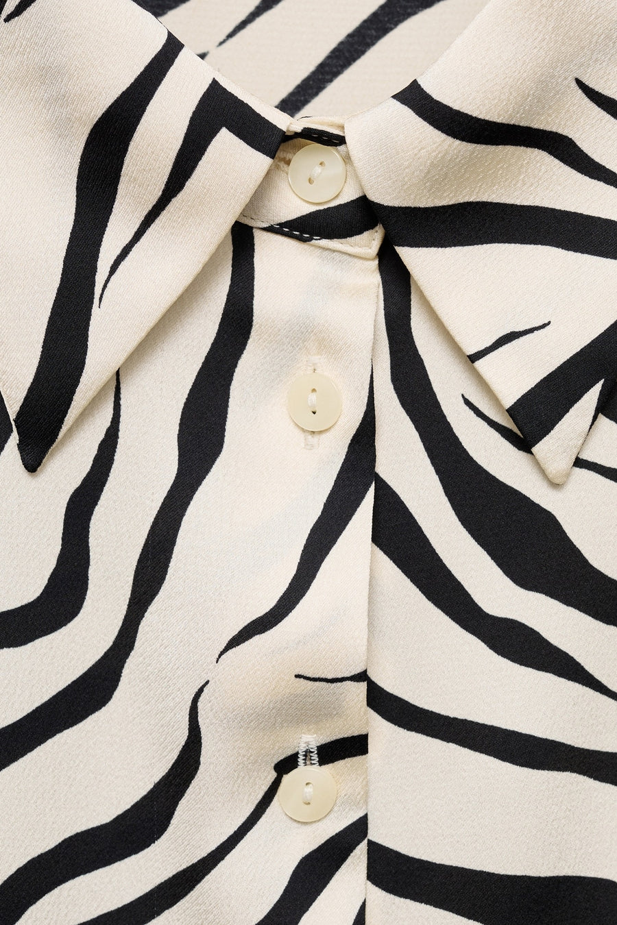 Wit overhemd met lange mouwen van MANGO, zwart zebraprint, met ivoorkleurige kraag en knopen.
