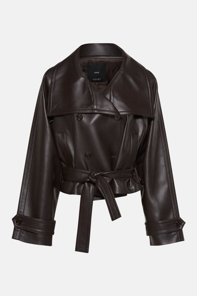 Veste courte marron en similicuir de MANGO, avec ceinture à nouer, coupe croisée et boutons apparents.
