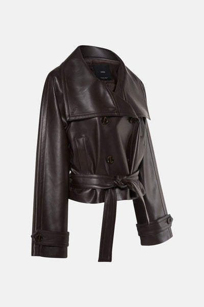 Veste courte en cuir marron de MANGO, avec ceinture à nouer, boutons apparents et col large.