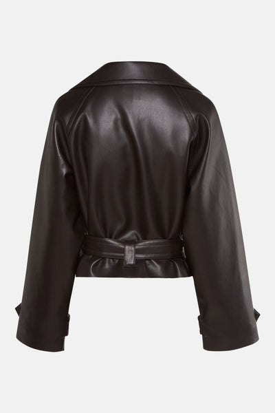 Veste courte en similicuir marron par MANGO, avec ceinture à la taille et coupe ample.