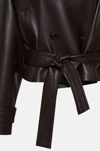 Kort bruin leren jasje van MANGO met strikceintuur en gestructureerde details.