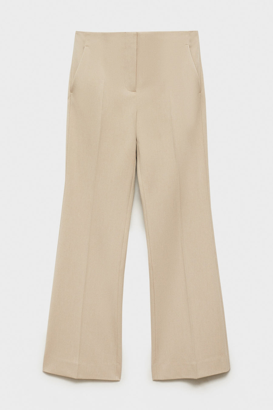 Pantalon de costume beige de MANGO, avec une coupe évasée et des poches latérales discrètes.
