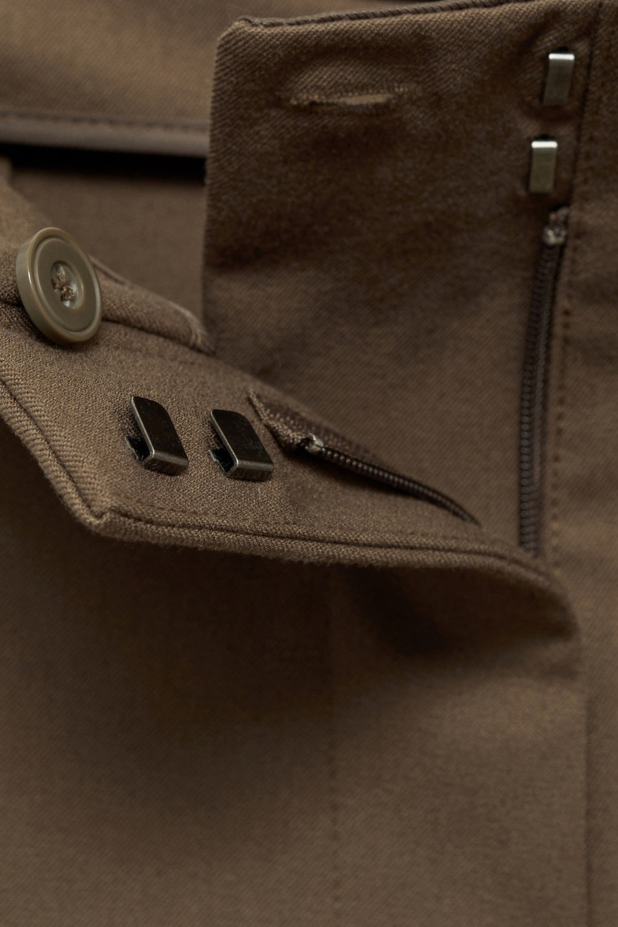 Pantalon de costume brun de MANGO avec bouton, agrafes et fermeture éclair.