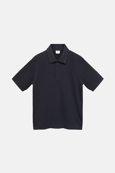 Polo en molleton bleu foncé de MANGO, avec patte de boutonnage et finitions côtelées.