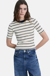 Wit gestreept T-shirt met korte mouwen van MANGO, gedragen met een blauwe jeans met hoge taille, achtergezicht.