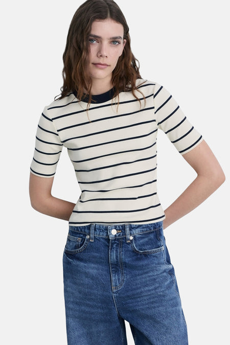 Wit gestreept T-shirt met korte mouwen van MANGO, gedragen met een blauwe jeans met hoge taille, achtergezicht.