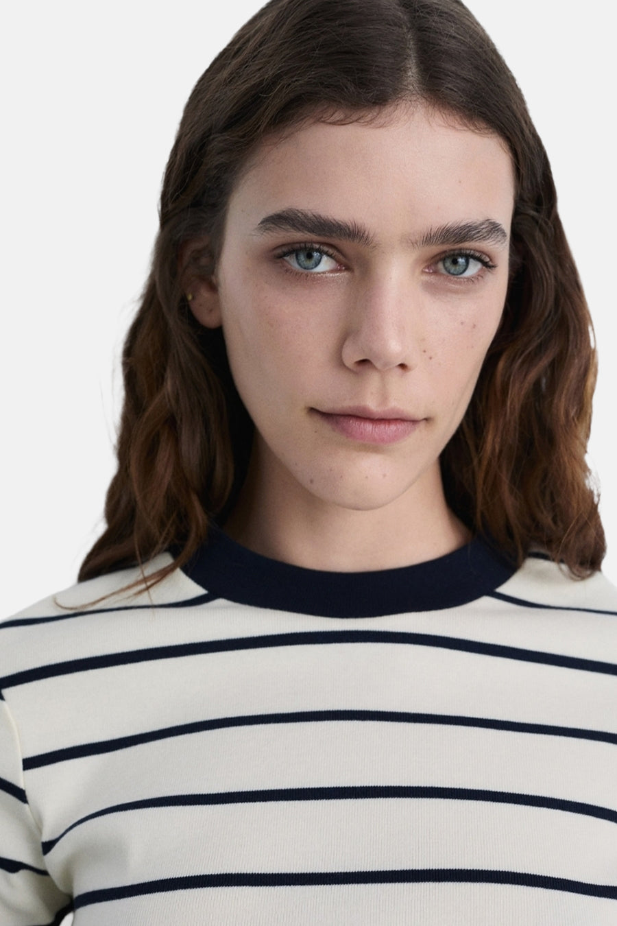 Wit T-shirt met horizontale strepen van MANGO, met marineblauwe ronde hals.
