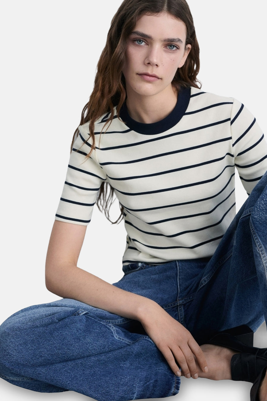 Gestreept marineblauw en wit T-shirt van MANGO, gedragen met een wijde blauwe jeans.