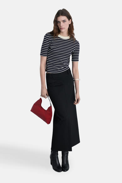 Blauw gestreept T-shirt met korte mouwen van MANGO, gedragen met een zwarte rok en een rode handtas.