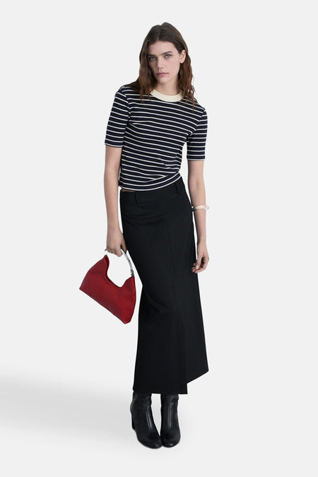 Blauw gestreept T-shirt met korte mouwen van MANGO, gedragen met een zwarte rok en een rode handtas.