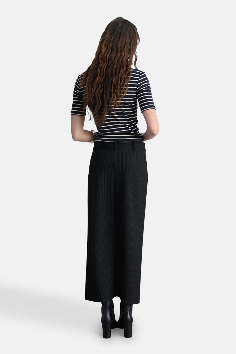 Blauwe T-shirt met korte mouwen van MANGO, witte strepen, gedragen met een lange zwarte rok en zwarte enkellaarsjes.