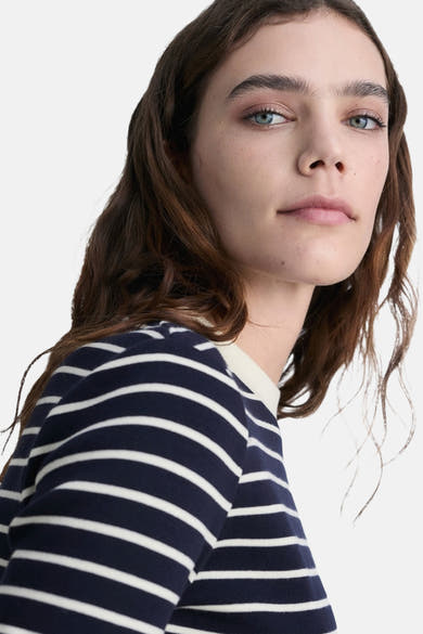 Blauwe T-shirt met korte mouwen van MANGO, met witte horizontale strepen op een marineblauwe achtergrond.