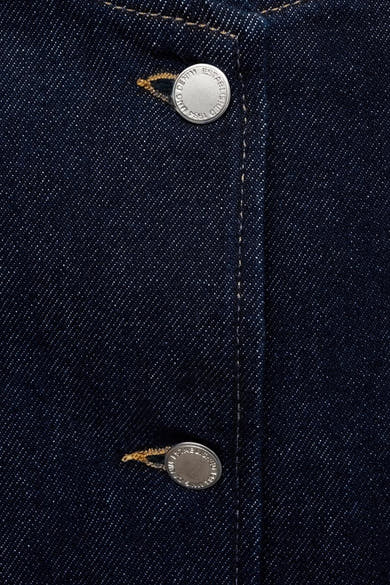 Blazer van middinblauw denim van MANGO, met zilverkleurige knopen en zichtbare stiksels.