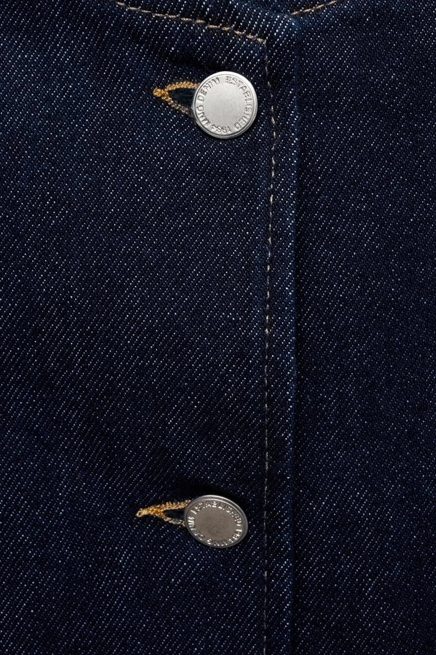 Blazer van middinblauw denim van MANGO, met zilverkleurige knopen en zichtbare stiksels.