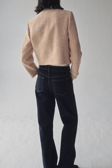 Beige blazer van MANGO, gedragen met een marineblauwe jeans, achtergezicht.