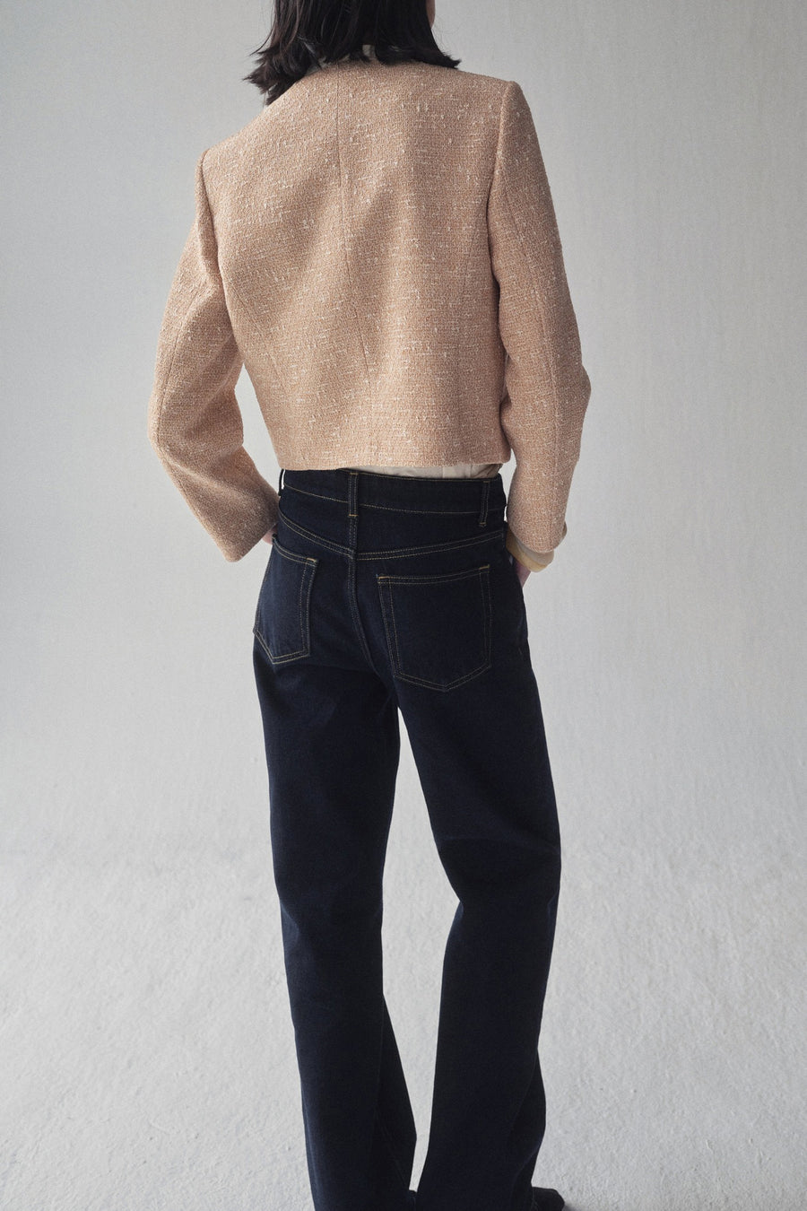 Beige blazer van MANGO, gedragen met een marineblauwe jeans, achtergezicht.