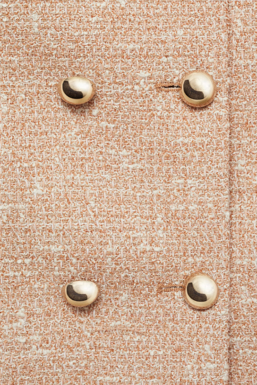 Beige tweed blazer van MANGO met gouden knopen en geweven patroontextuur.