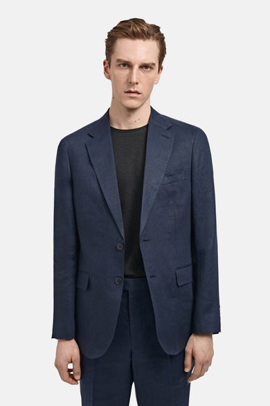 Blauwe blazer van MANGO, effen, met een getailleerde pasvorm van achteren gezien.