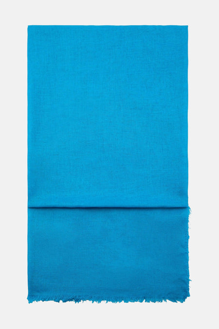 Felblauw sjaaltje van MANGO, met een licht gekreukte textuur en franjes.