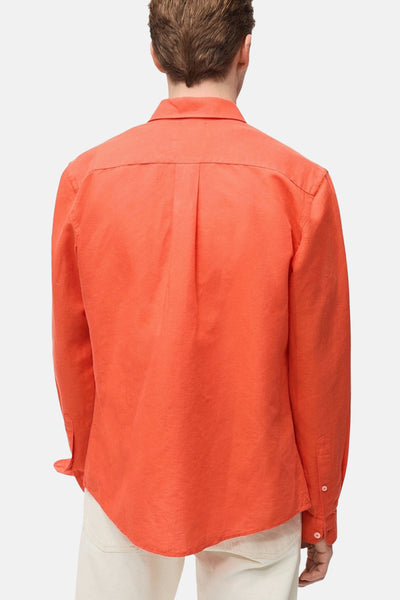 Chemise orange à manches longues de MANGO, vue de dos avec détails de couture et pli central.