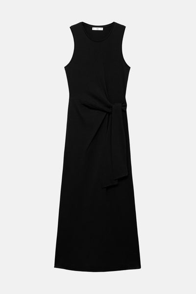 Robe noire de MANGO, avec une ceinture nouée sur le côté.
