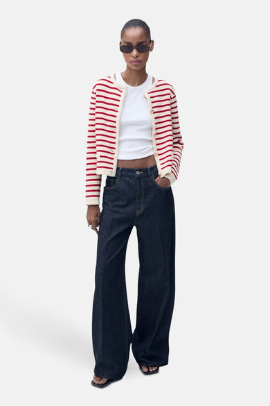 Rode gestreepte cardigan van MANGO, gedragen met een witte tanktop en een high-waisted flared jeans.