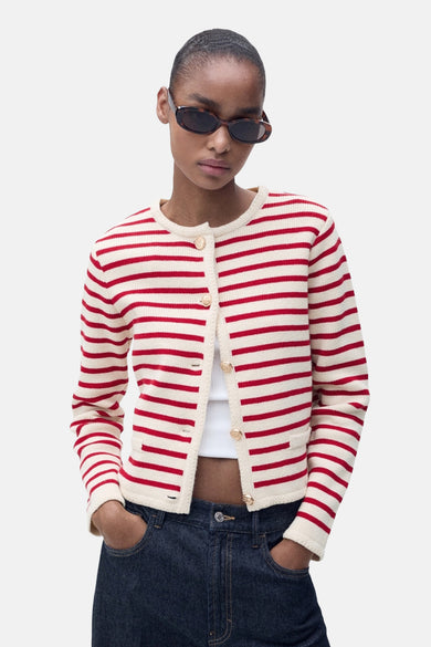 Gestreept rood-wit vest van MANGO, met gouden knopen en gedragen met een high-waisted jeans.