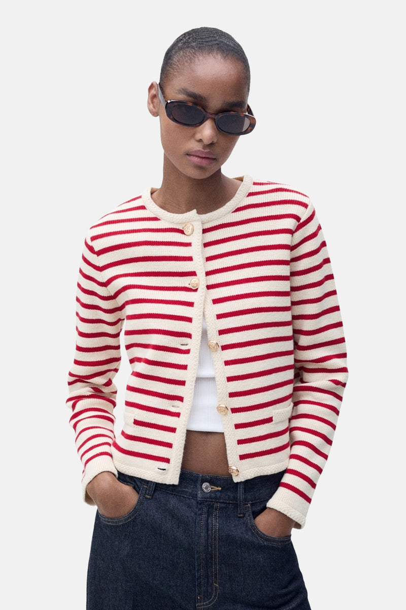 Gestreept rood-wit vest van MANGO, met gouden knopen en gedragen met een high-waisted jeans.