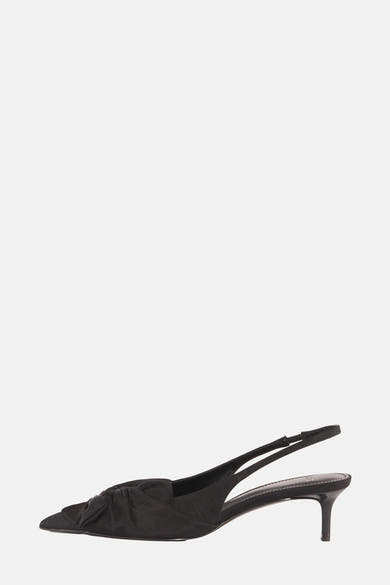 Zwarte pumps van MANGO, versierd met een decoratieve strik van getextureerde stof, weergegeven in zijaanzicht.