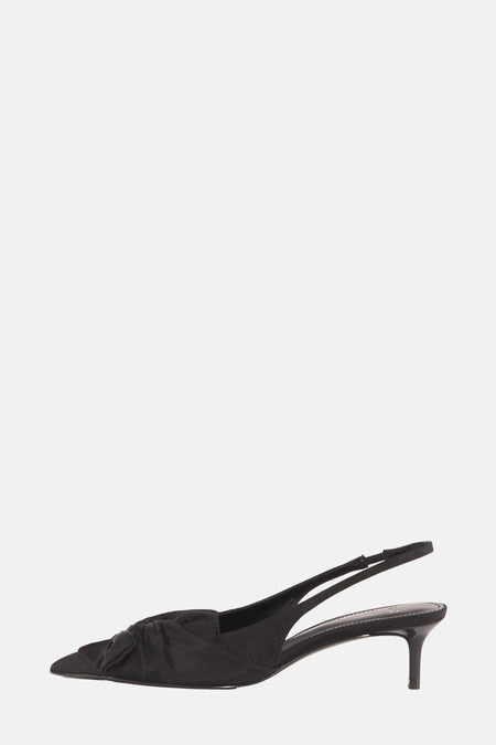 Zwarte pumps van MANGO, versierd met een decoratieve strik van getextureerde stof, weergegeven in zijaanzicht.