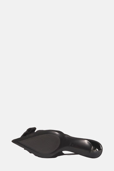 Escarpin noir de MANGO, avec un nœud décoratif sur le dessus, vu de dessous.