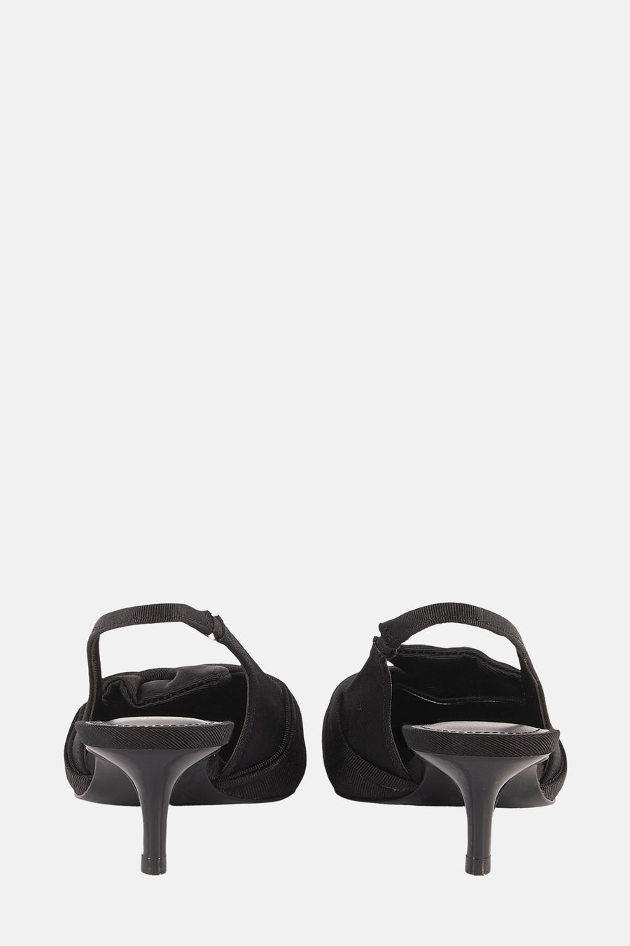 Zwarte pumps van MANGO, met naaldhakken en verstelbare bandjes, achteraanzicht.