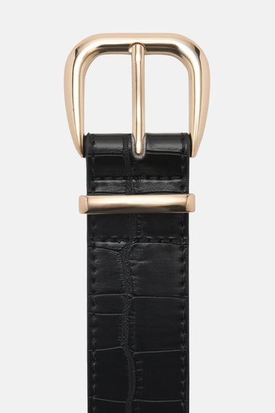 Zwarte leren riem van MANGO, met een gouden gesp en een krokodillenlook textuur.