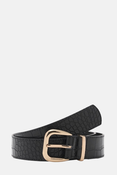 Zwarte croco-look riem van MANGO met gouden gesp.