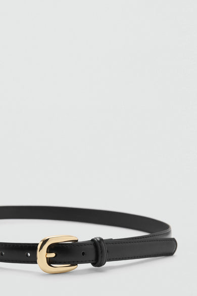 Zwarte leren riem van MANGO, met gouden gesp en discrete stiksels.