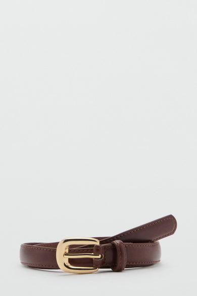 Bruine riem van MANGO, met gouden gesp en zichtbare stiksels over de gehele lengte.