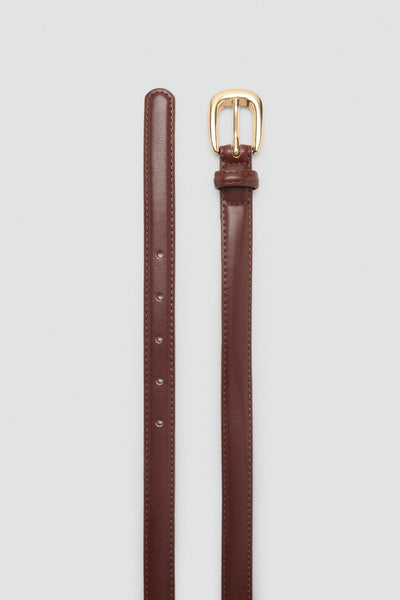 Ceinture marron by MANGO, avec boucle dorée et couture apparente sur toute la longueur.