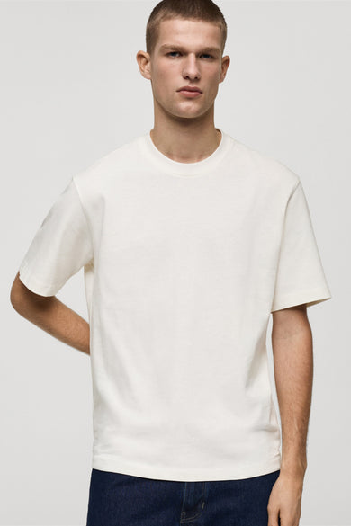 Wit T-shirt met korte mouwen van MANGO, van achteren gezien, gedragen met een donkere spijkerbroek.