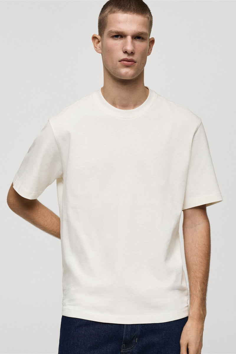 Wit T-shirt met korte mouwen van MANGO, van achteren gezien, gedragen met een donkere spijkerbroek.