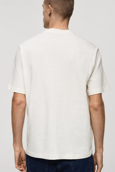 T-shirt blanc à manches courtes de MANGO, vu de dos, porté avec un jean foncé.
