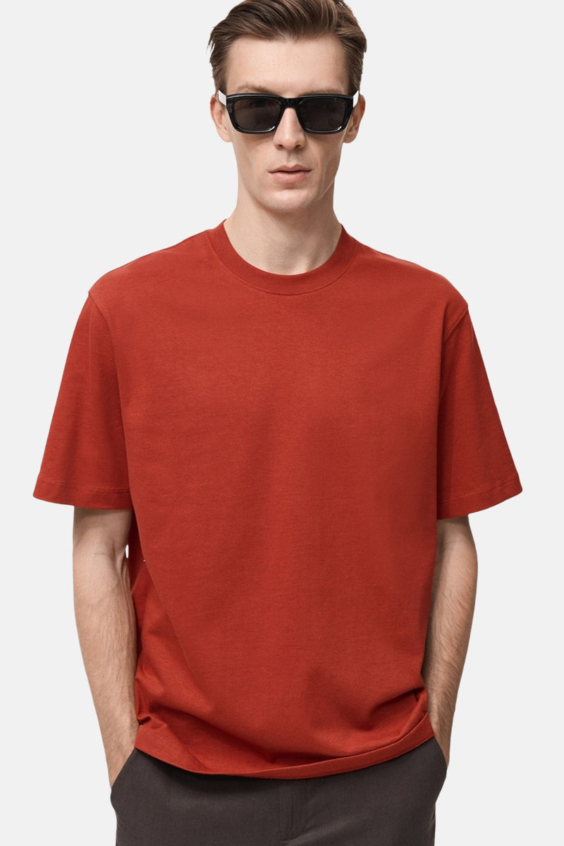 Rood T-shirt met korte mouwen van MANGO, achterkant, gedragen met een zwarte zonnebril.